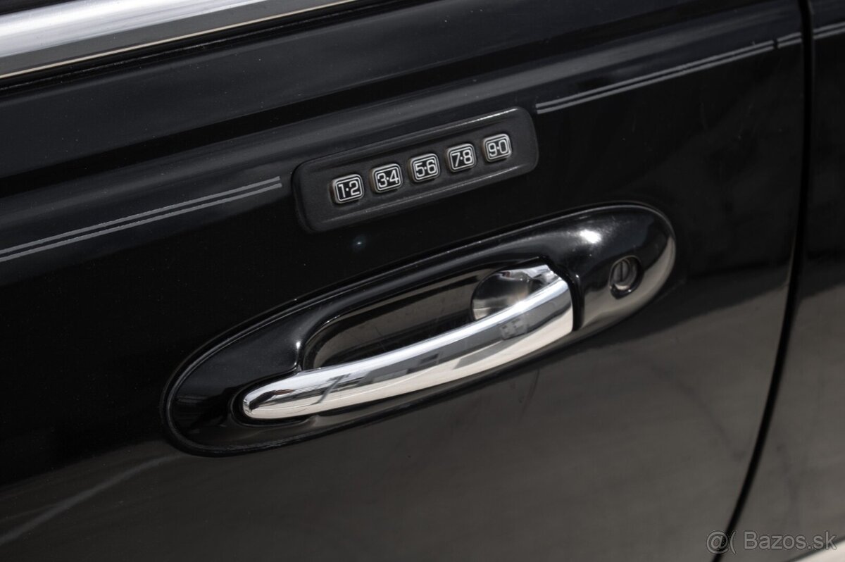 LINCOLN TOWN CAR LIMOUSINE - 10