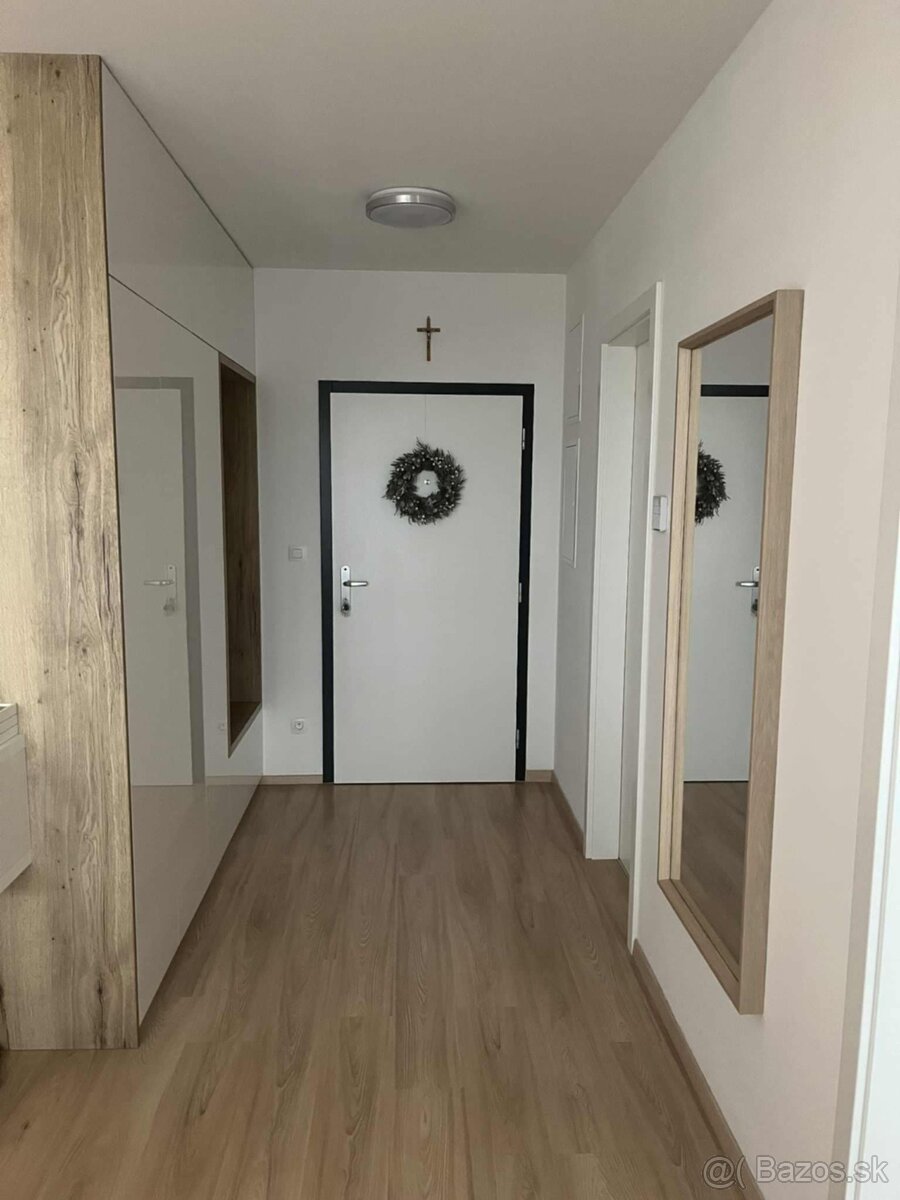 Moderný 2-izbový kompletne zariadený byt s loggiou a parkova - 10