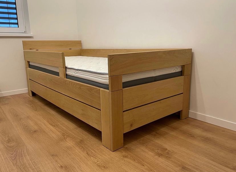 Dubová posteľ s detskými zábranami a úložným priestorom - 10