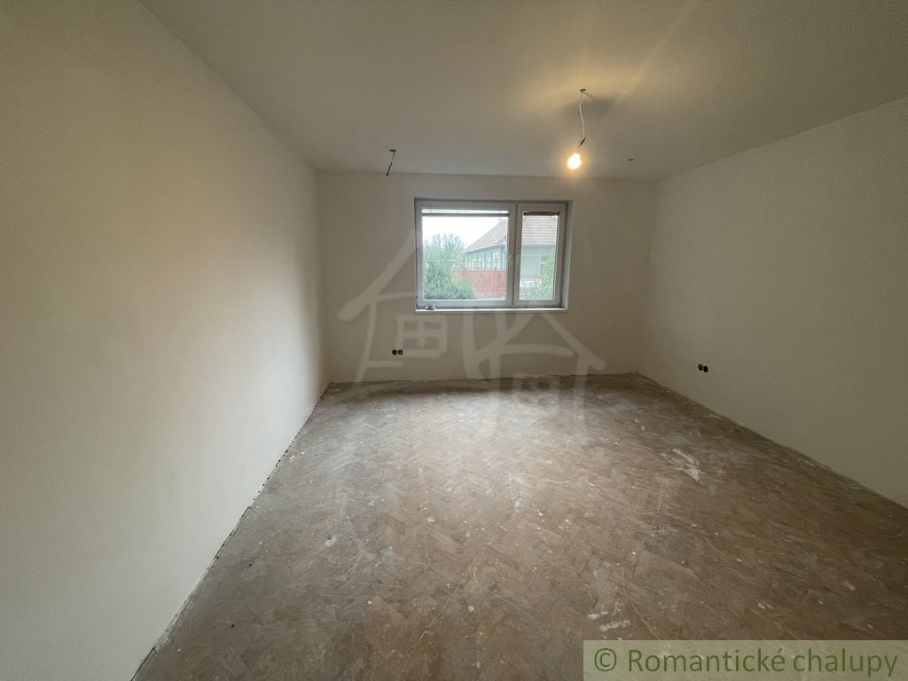 Trojizbový rodinný dom v kľudnej časti mesta Šurany - 10