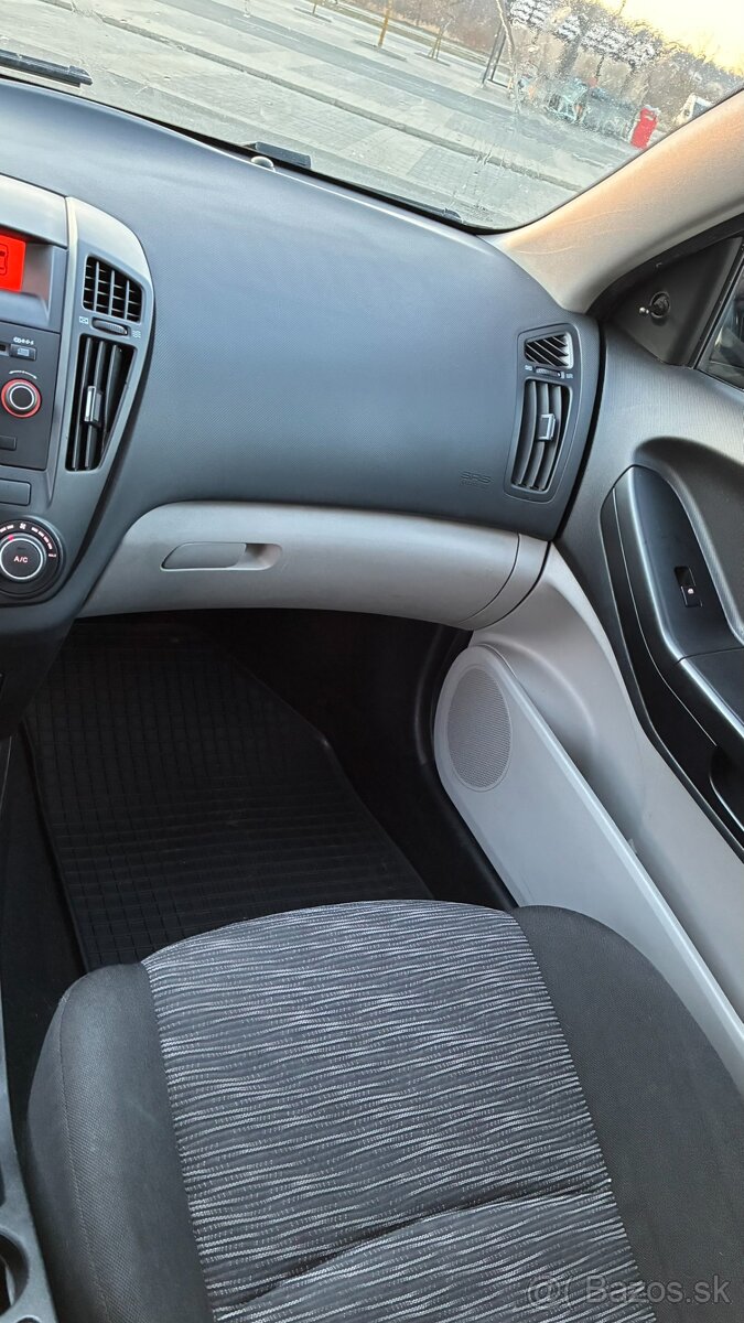 KIA ProCeed 2009 77kw Čierna metalíza - 10