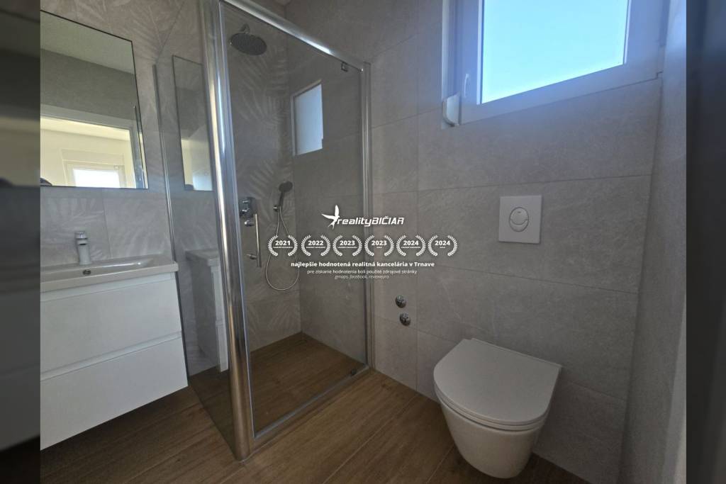 NIN - dvojdom s bazénom - 500 m od centra - 10