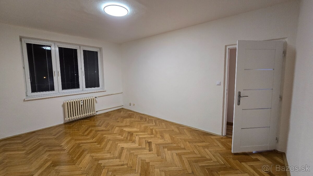 NA PREDAJ Slnečný priestranný 2-izbový byt 54 m², Železníky - 10