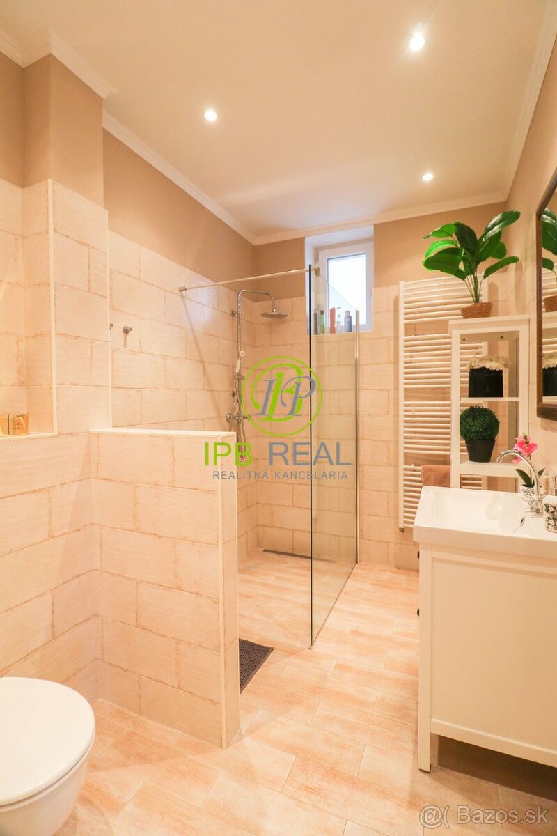 Kompletne zrekonštruovaný priestranný 5-izbový rodinný dom v - 10