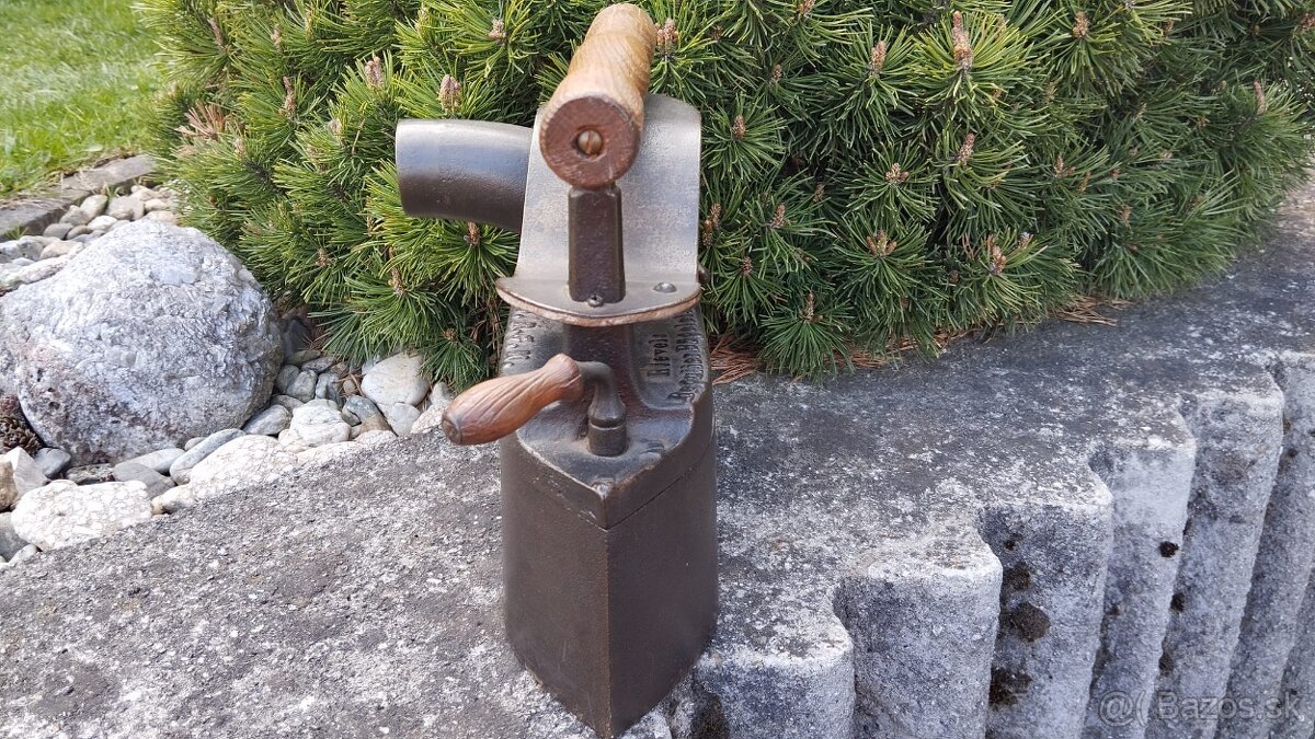 Obrovská komínová velmi stará sbírková žehlička D.R.G.M. - 10