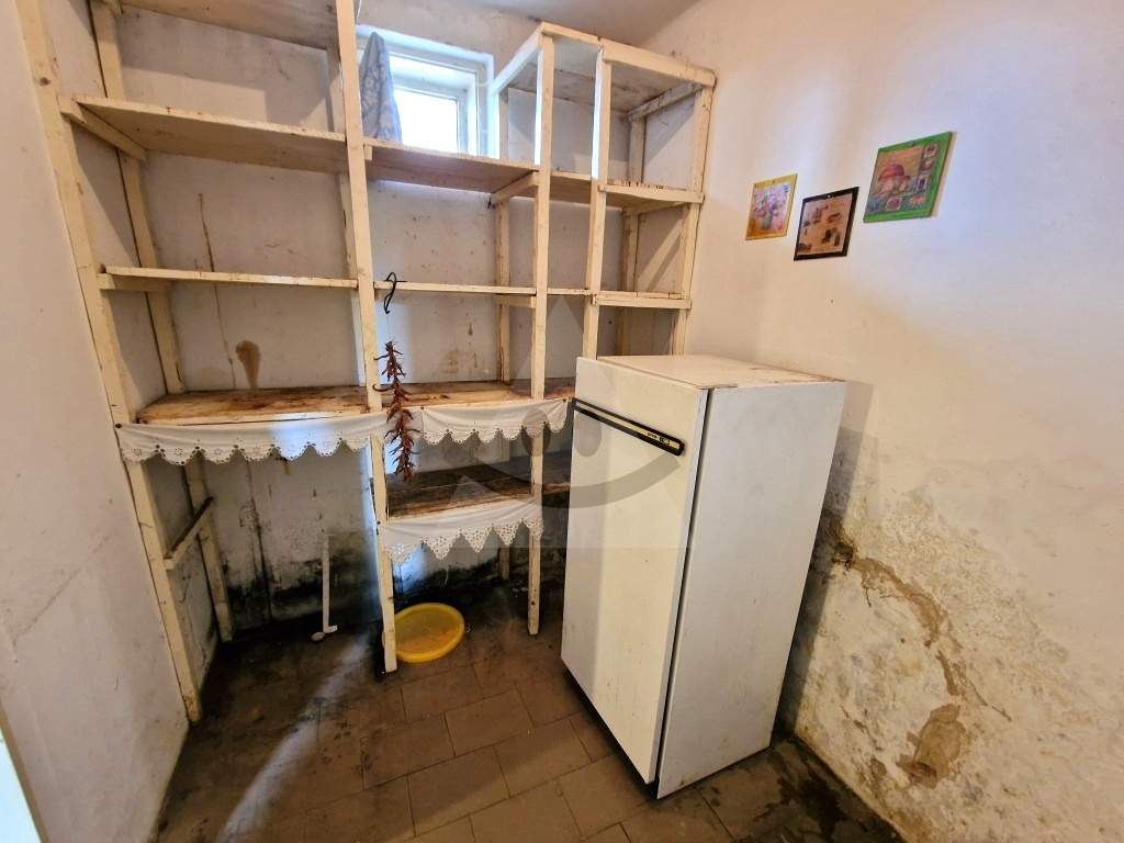 Starší rodinný dom s veľkým pozemkom v kľudnej časti obce - 10