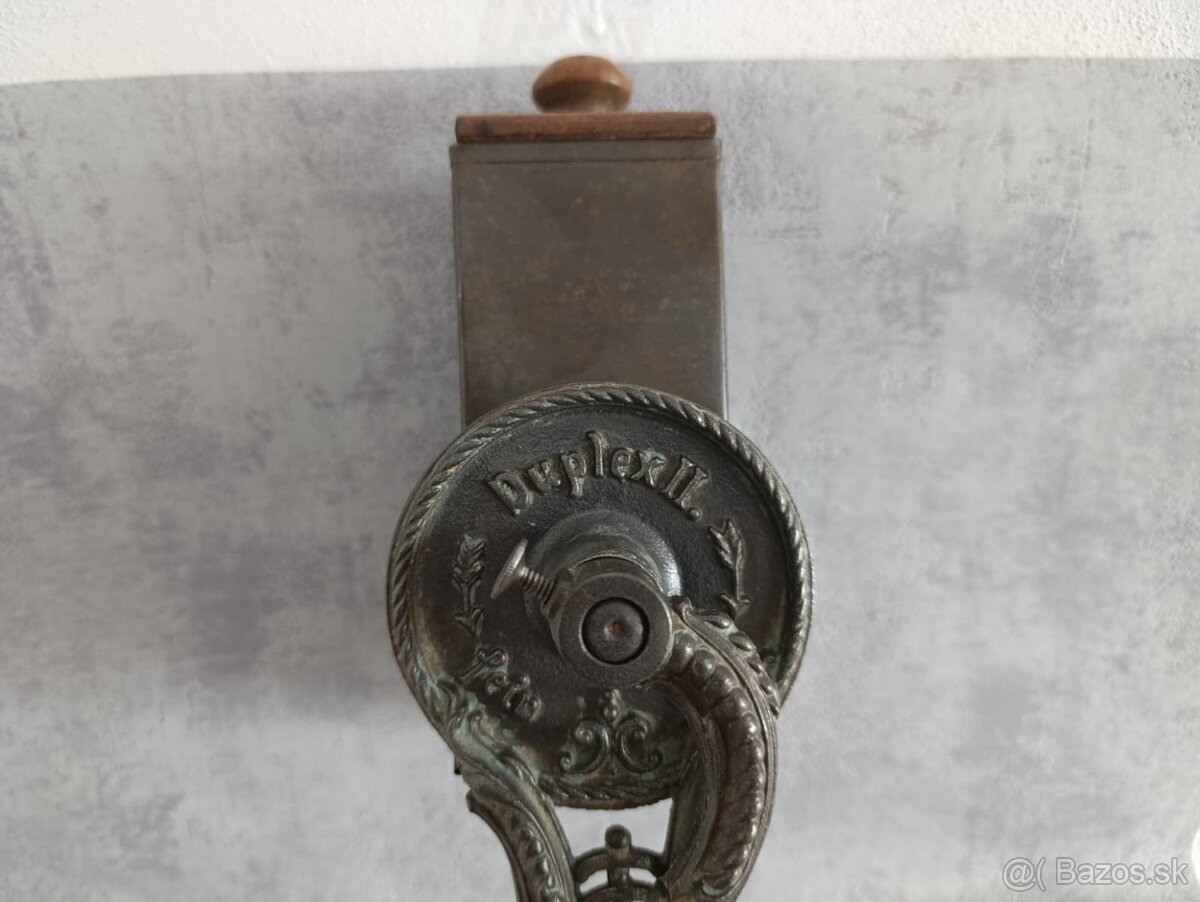 Velmi starý (cca 110-115let) krásný zdobený mlyncek na strou - 10