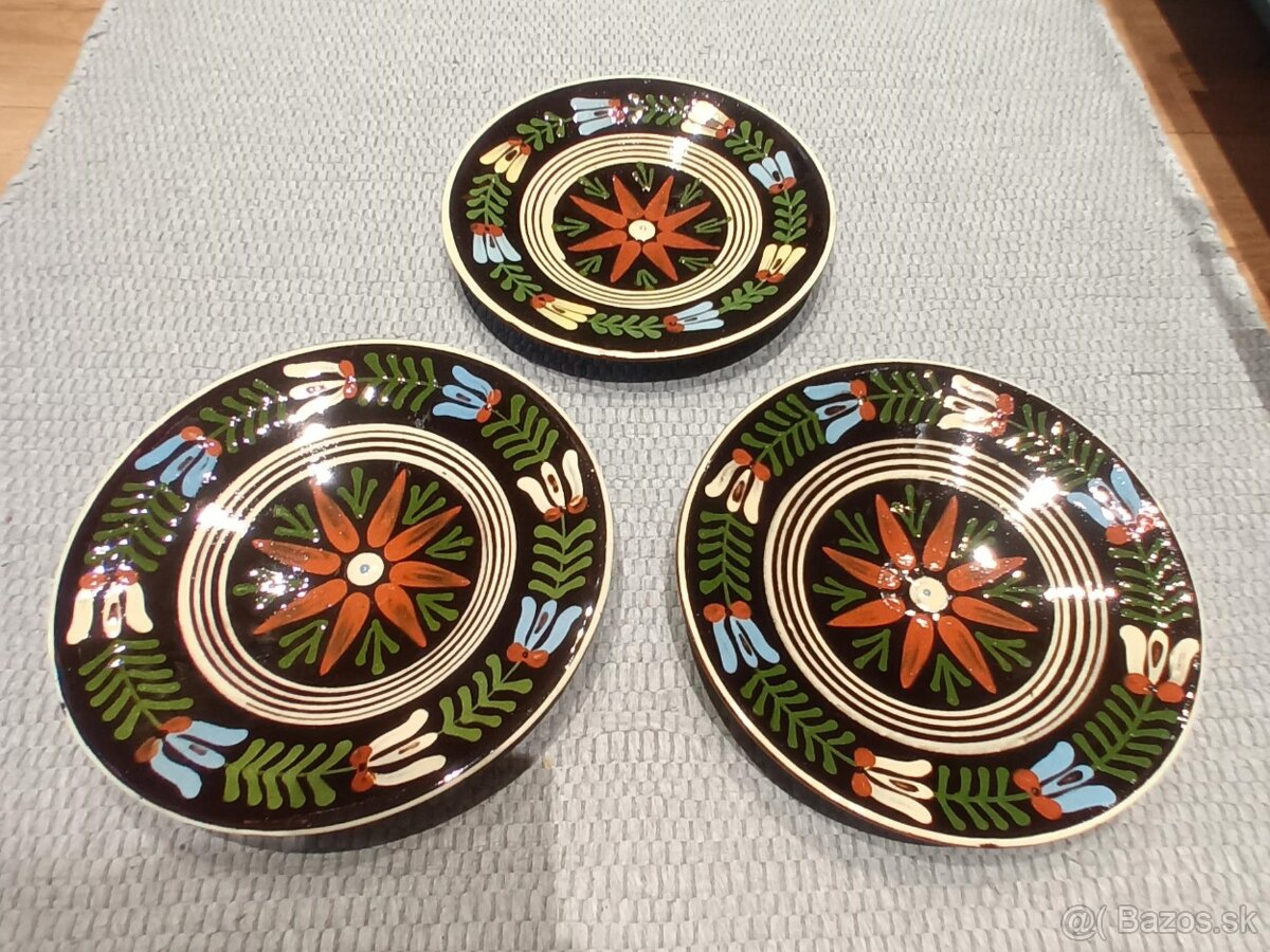 Starožitná drevená selská polica + pozdišovská keramika - 10