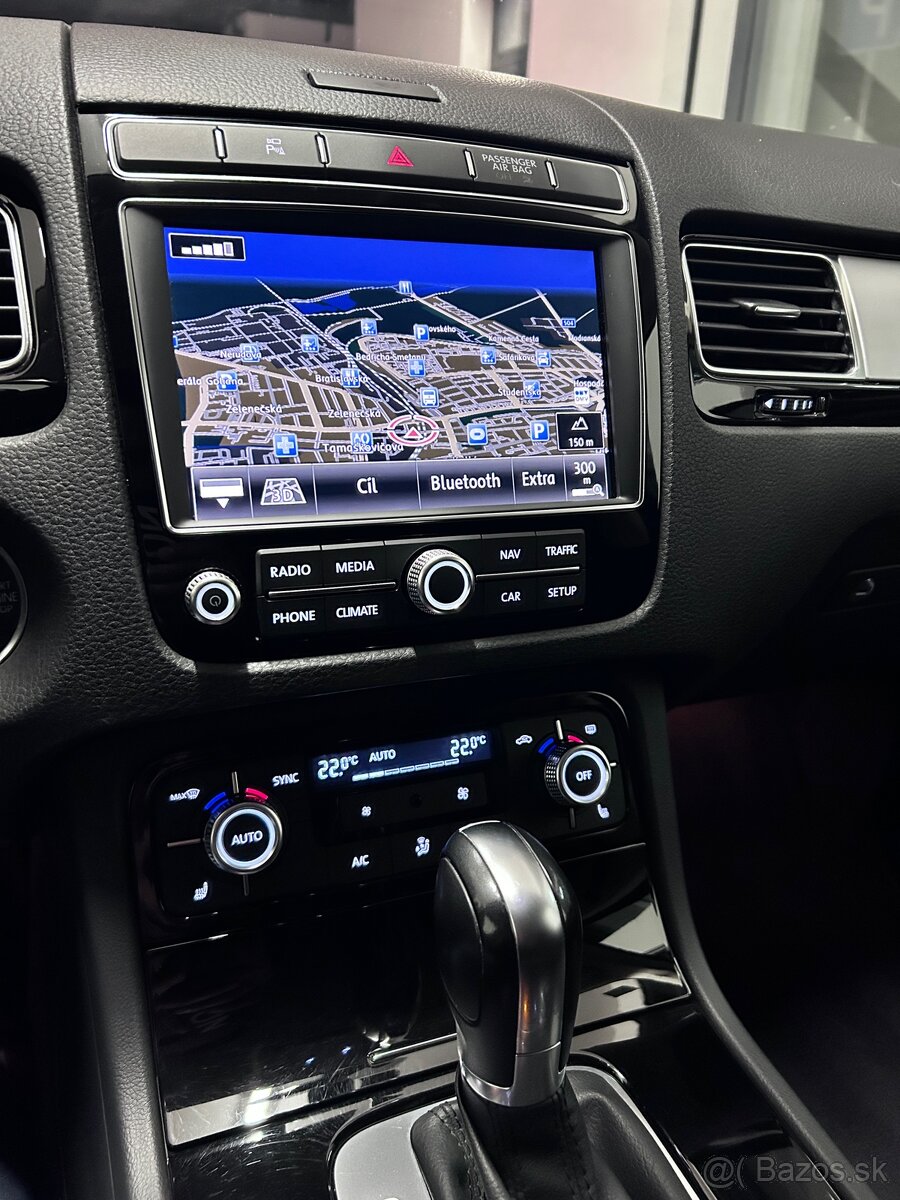 Volkswagen Touareg 3.0 TDI V6/TOP STAV - 10