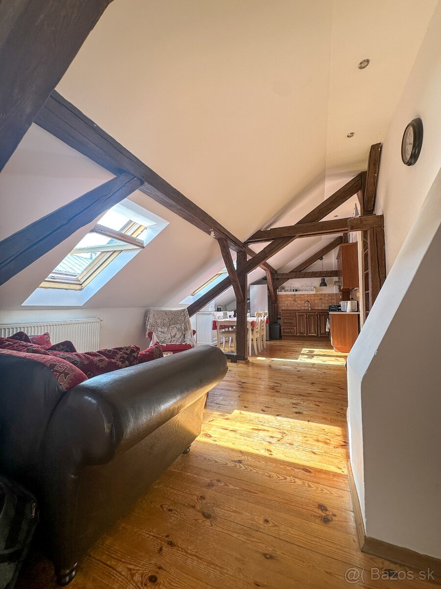 Tehlový štýlový podkrovný 3 izb. byt v centre Košíc - 10