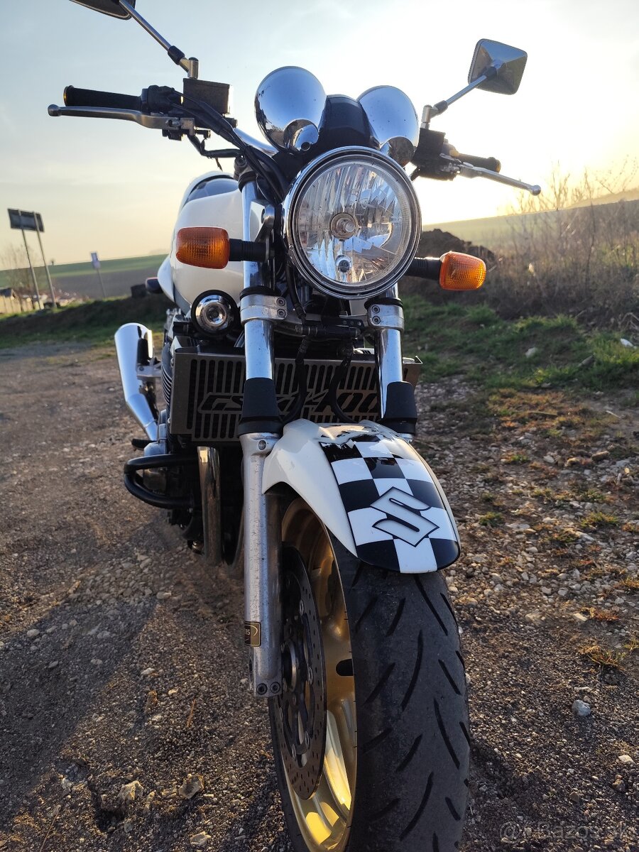 Suzuki GSX 1400 - 10