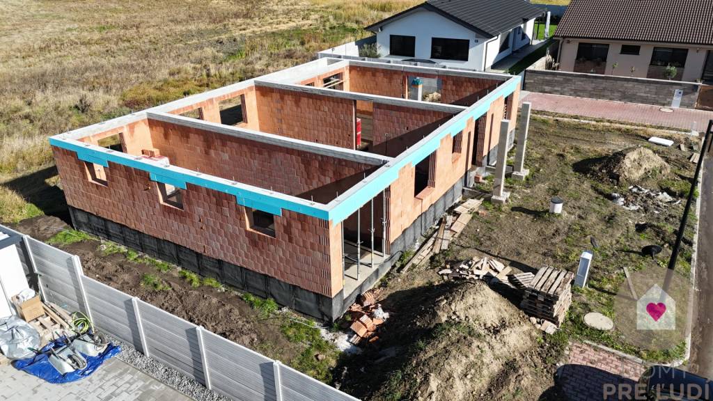 Samostatný rodinný dom s garážou na pozemku 600m2 - Vinosady - 10