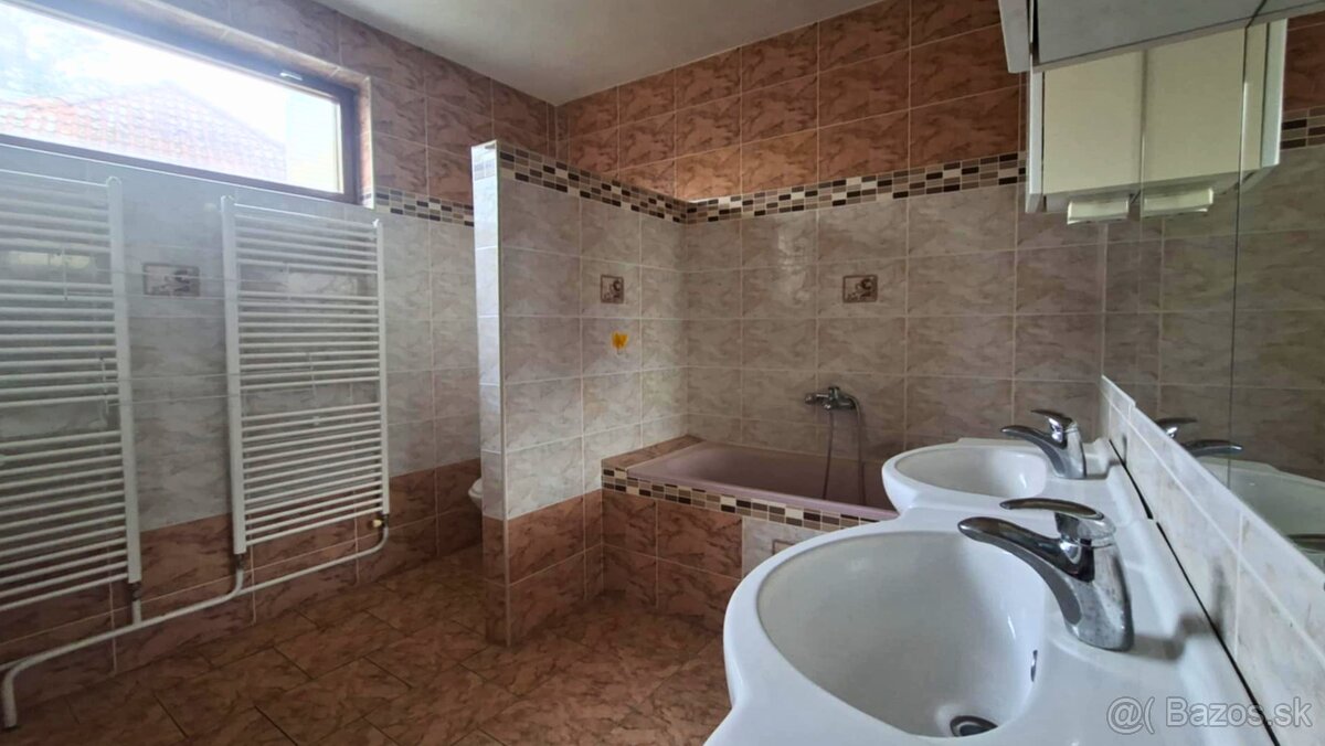 REZERVOVANÉ: Na prenájom viacgeneračný rodinný dom vo Veľkýc - 10