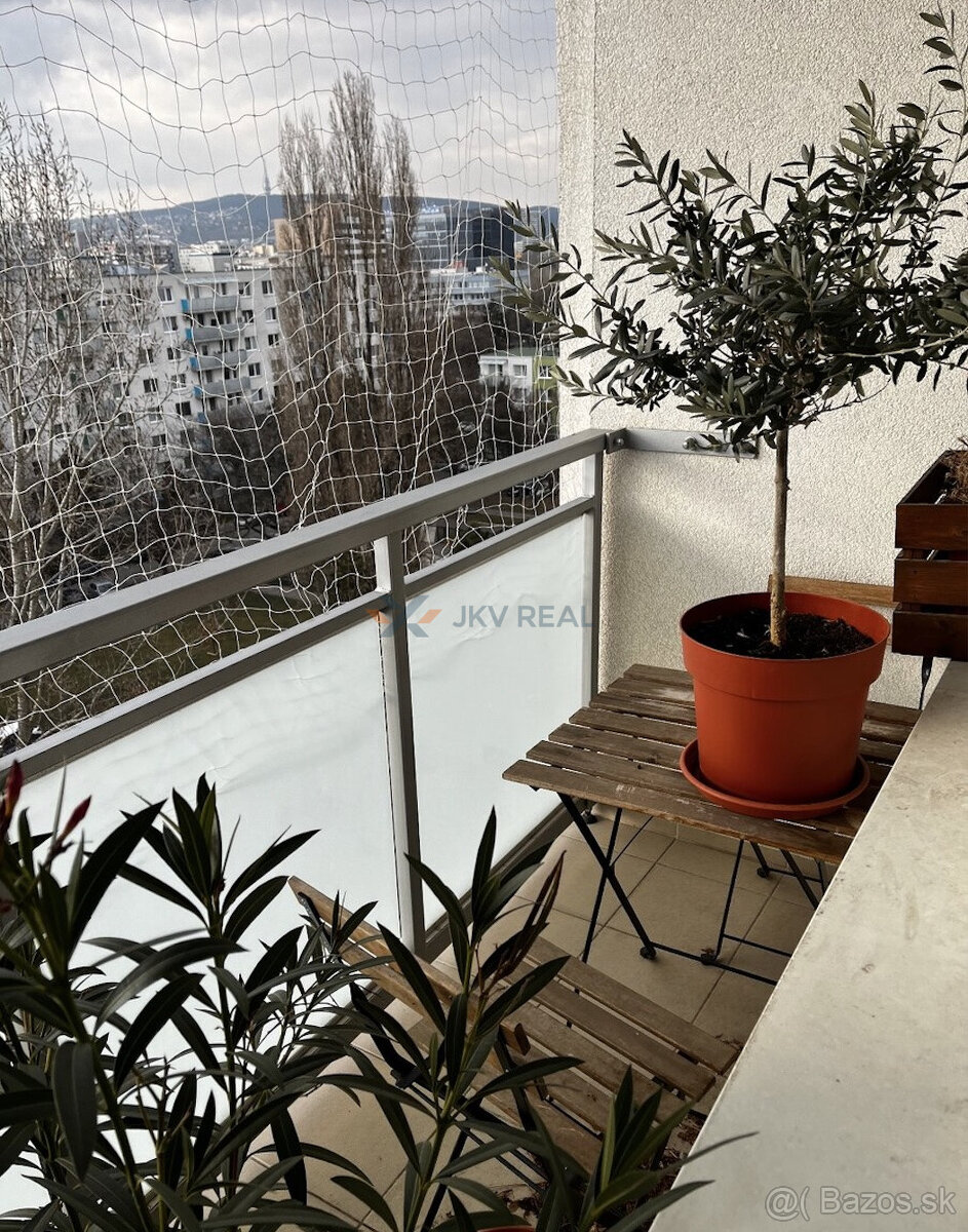 Na prenájom kompletne zariadený 3-izbový byt s lodžiou a bal - 10