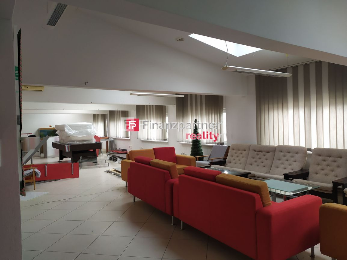 Obchodno-administratívny objekt s veľkým skladovým priestoro - 10