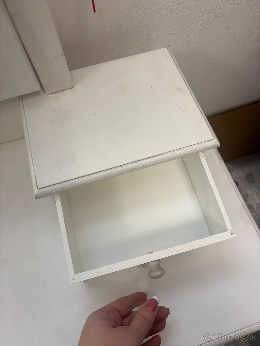 Kozmetický stolík - 10