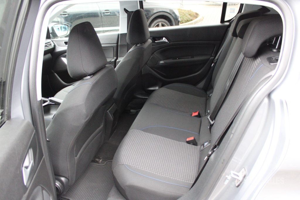 Peugeot 308 1,2 i PURETECH 96 kW STYLE - 10