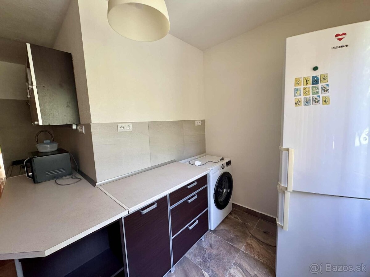 Prenájom 3,5- izbový byt s balkónom a loggiou vo VK - 10