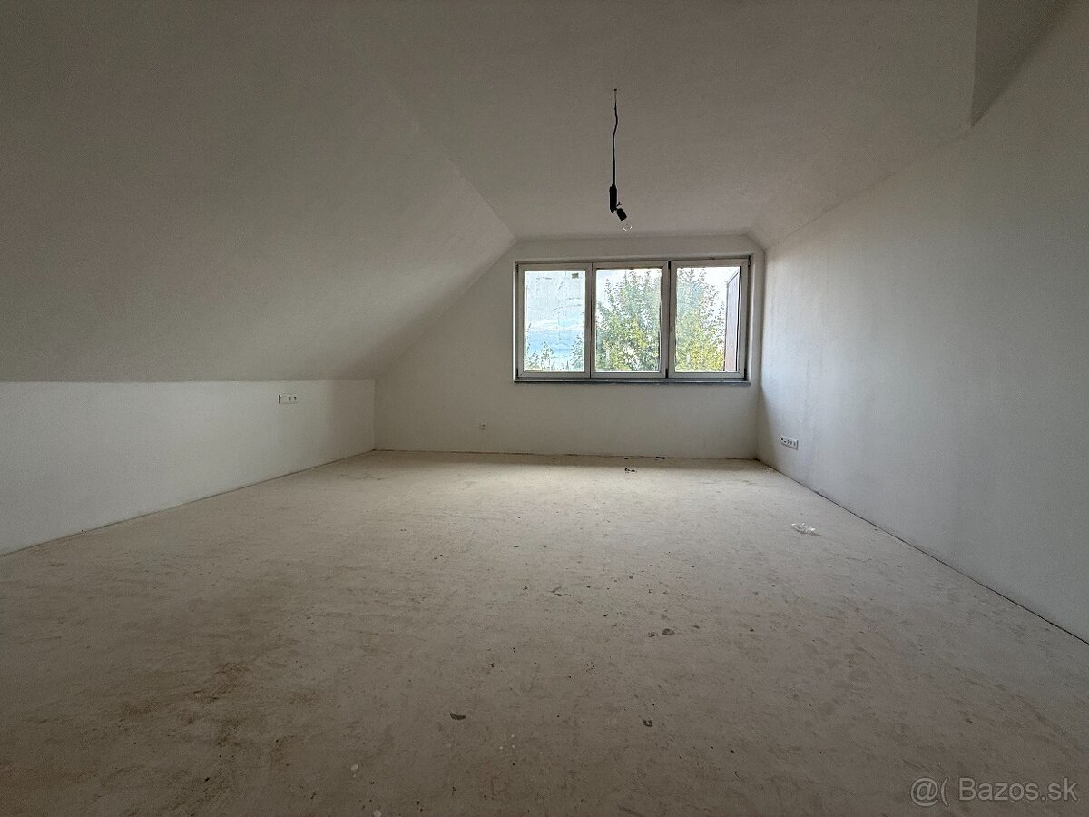 Na predaj 3-izbový podkrovný byt s loggiou v historickom cen - 10