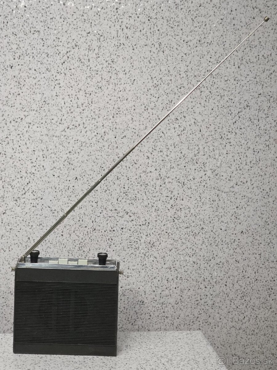 STAROŽITNÉ AUTORADIO 》Hitachi KM-900L - 10