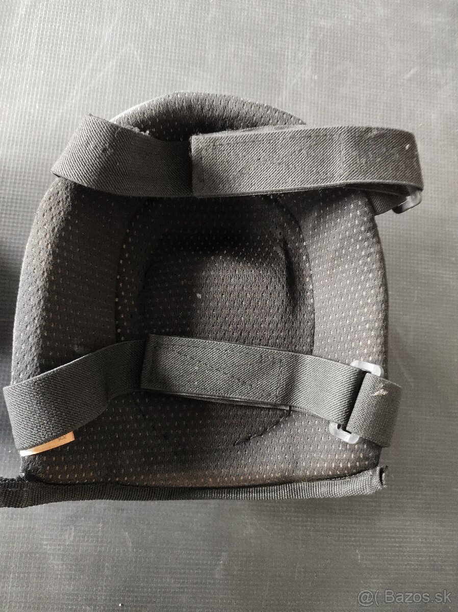 {33} Chrániče kolien - 10