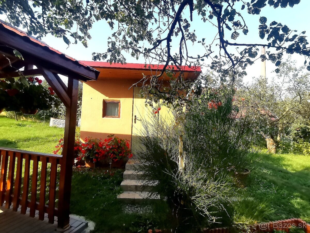 Predaj, murovaná chatka s altánkom - 10