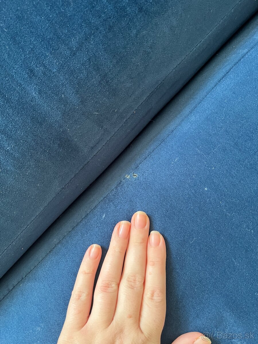 Zamatový modrý gauč - 10