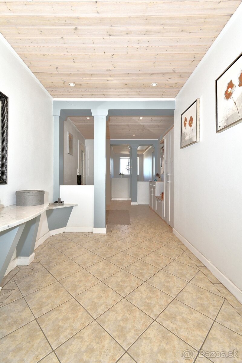 Rodinný dom s dvoma bytmi, 2 garáže, záhrada, bazén, DS - 10