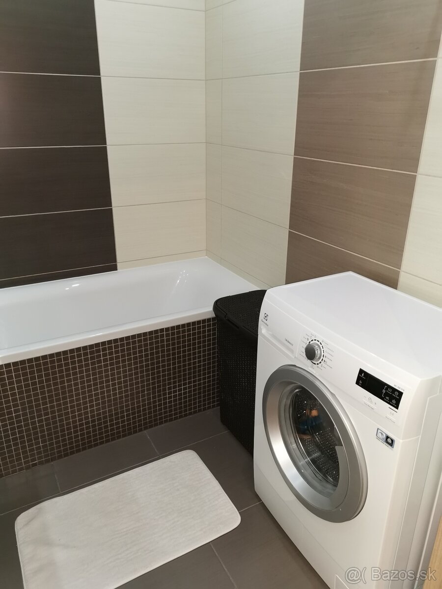 Prenájom 3 izbový byt Levice - 10