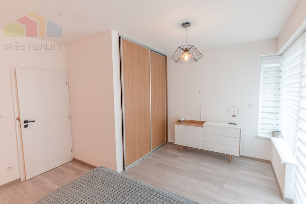 Na predaj luxusný 2-izbový byt s dvoma balkónmi, garážou a v - 10