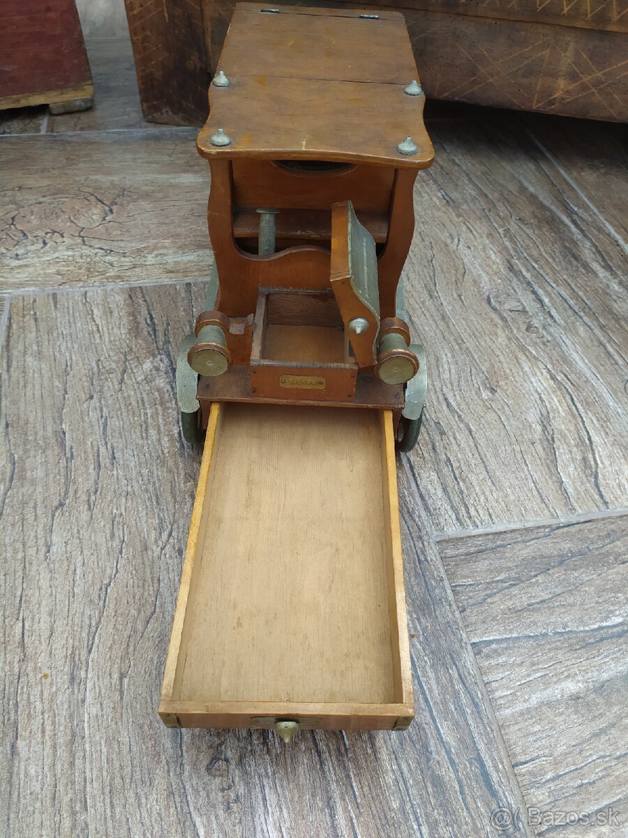 Zásobník na cigary drevené auto - 10