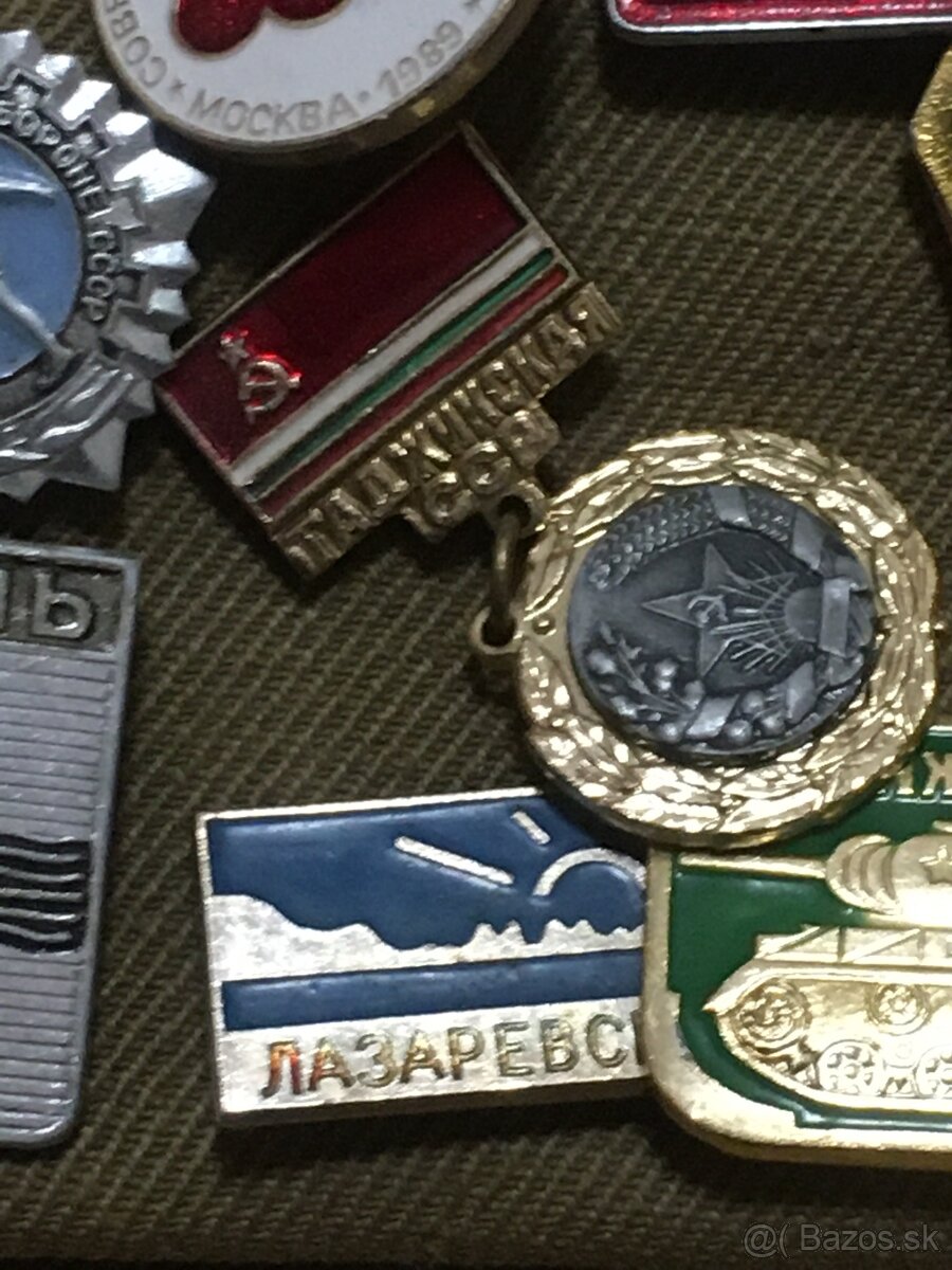 Sovietska lodička s vojenskými nášivkami a odznakmi - 10