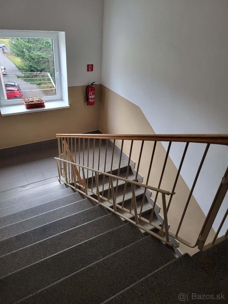 Výborný byt aj s výťahom na námestí vo Valaskej za dobrú cen - 10