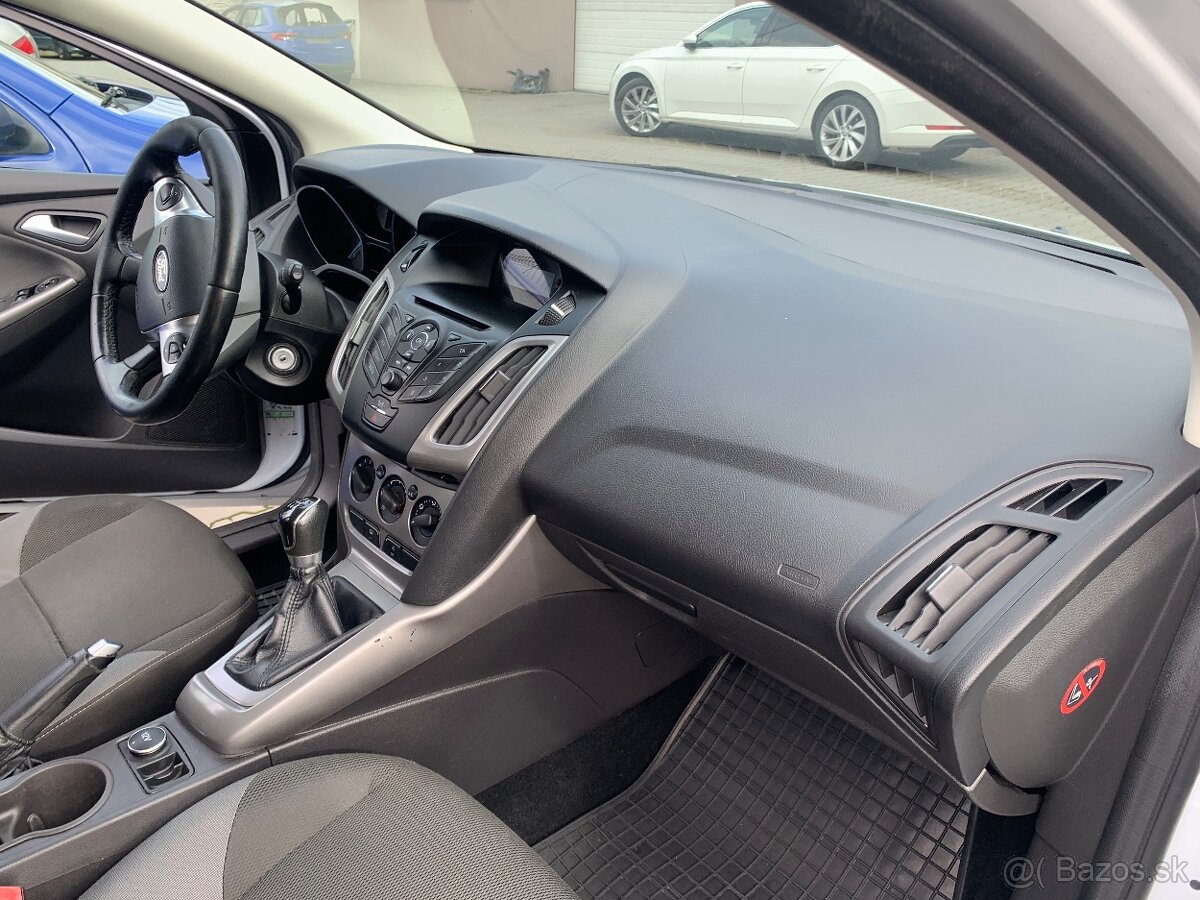 Predám Ford Focus combi 1.0 benzin rok 2013 . - 10