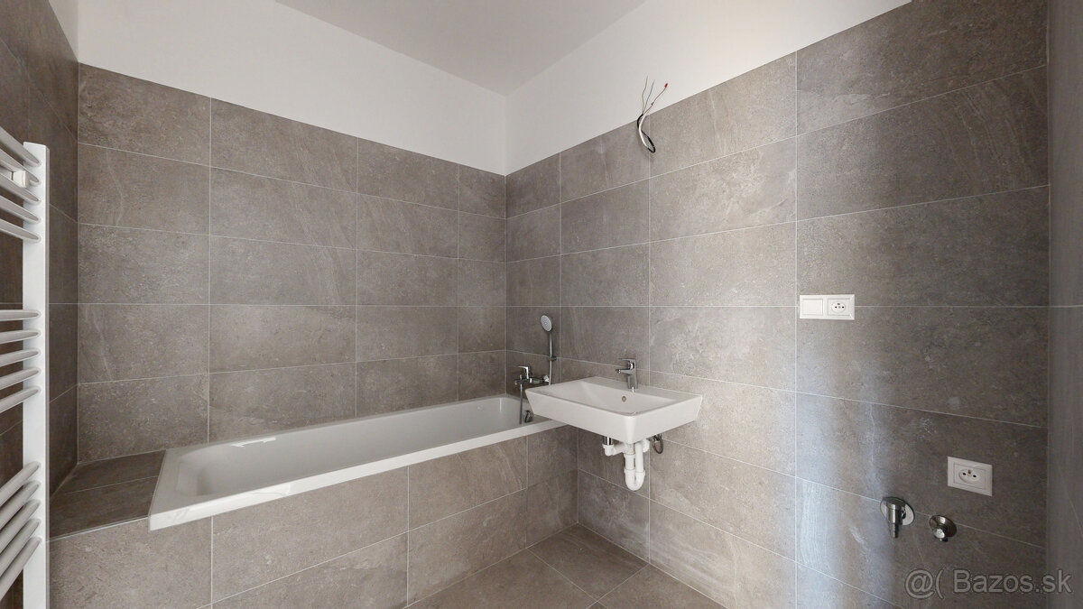 POLIANKY / Priestranný 3-izbový byt s loggiou a kuchynskou l - 10