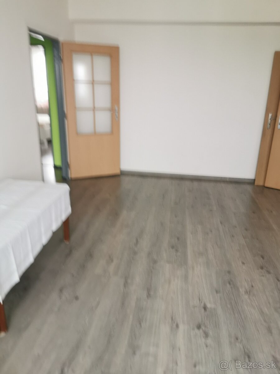 Južná trieda - veľký 3 izbový byt na predaj - 10