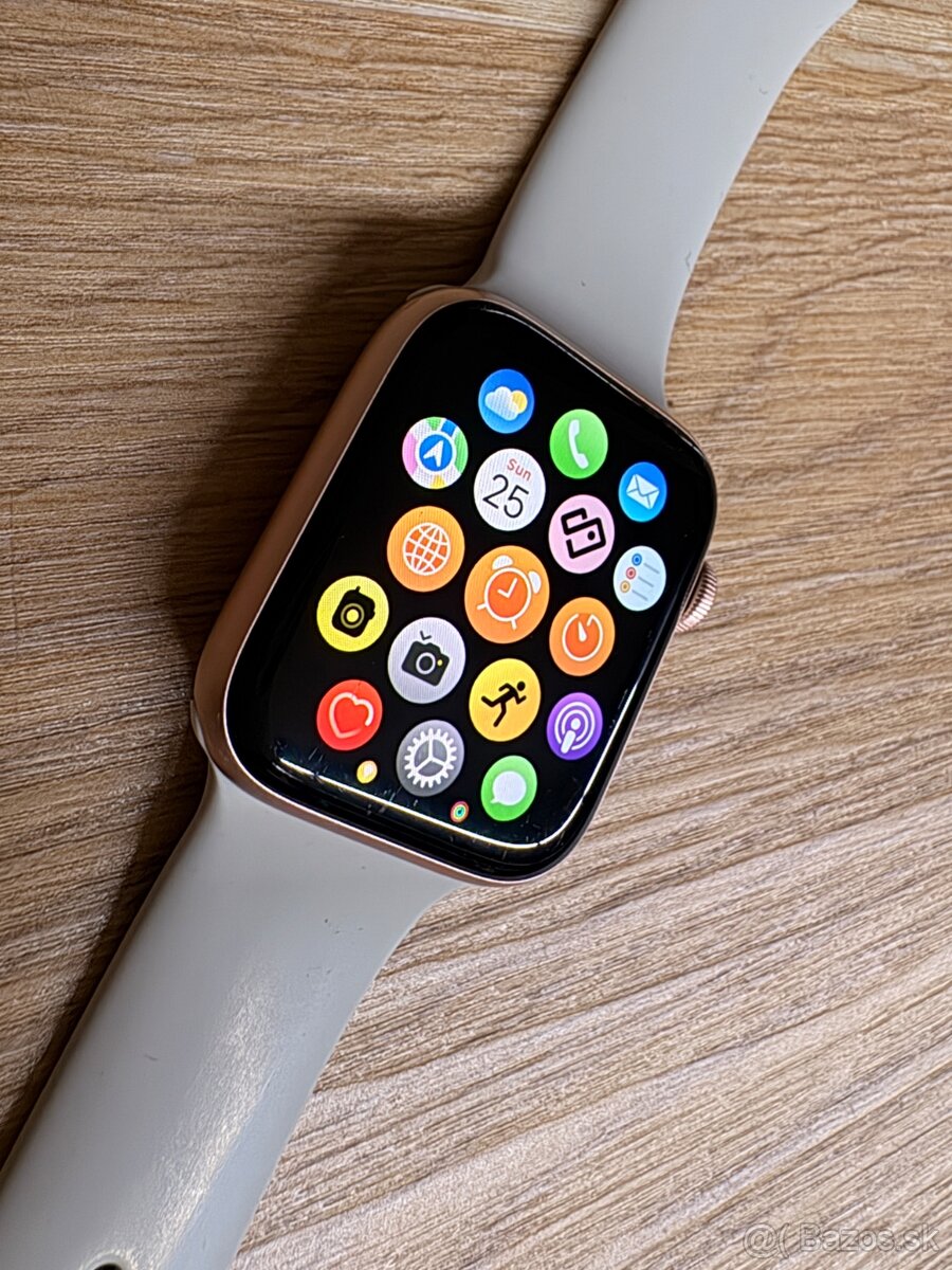 Apple Watch 4, Gold Aluminium, 44mm - 10