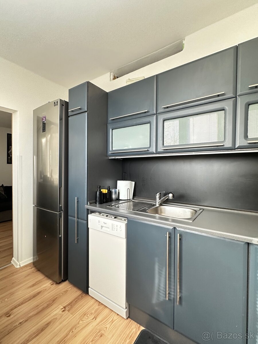 2 izbový byt s loggiou - sídlisko Tarča - 10