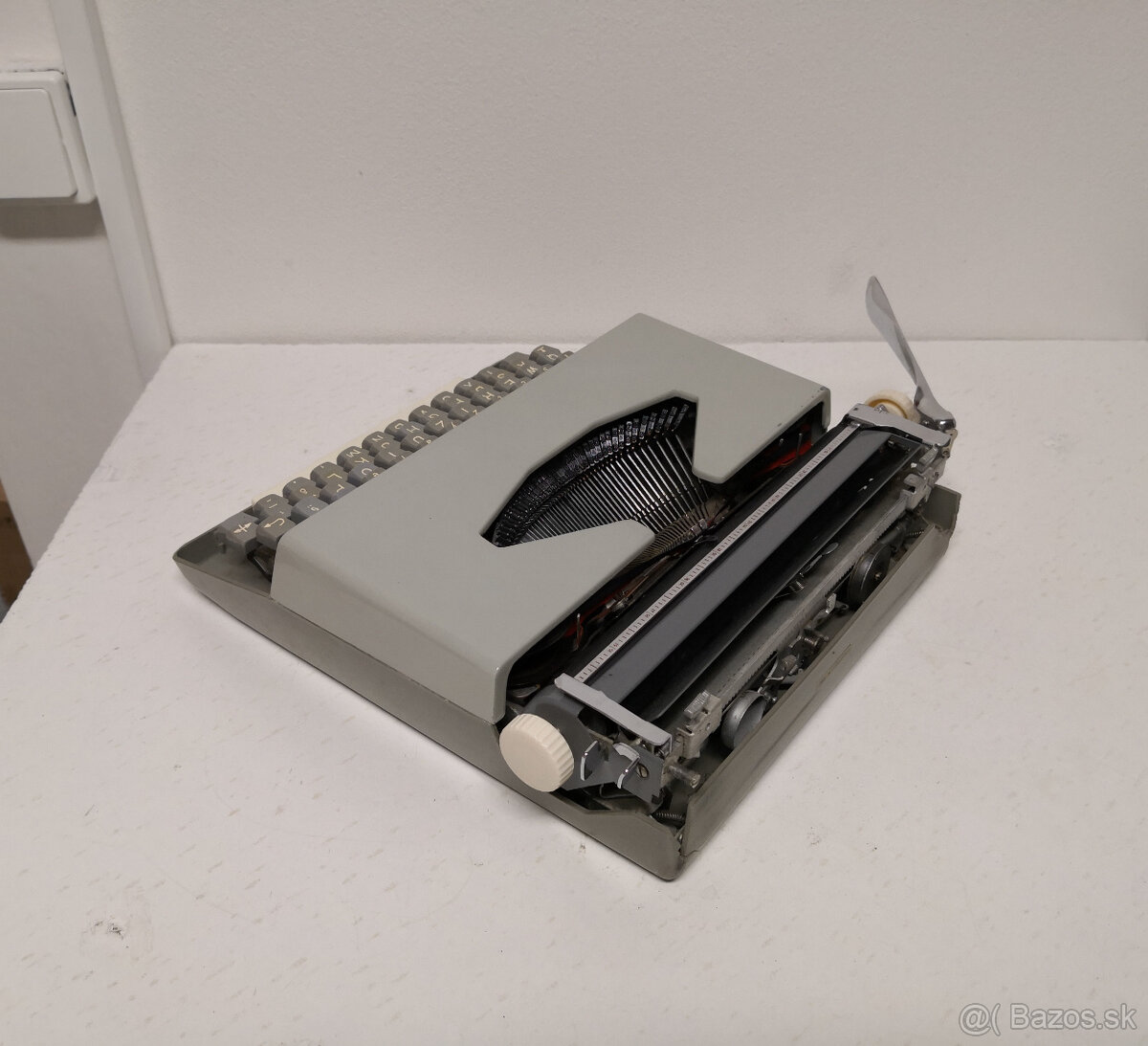 Písací stroj s koženým kufríkom - 10