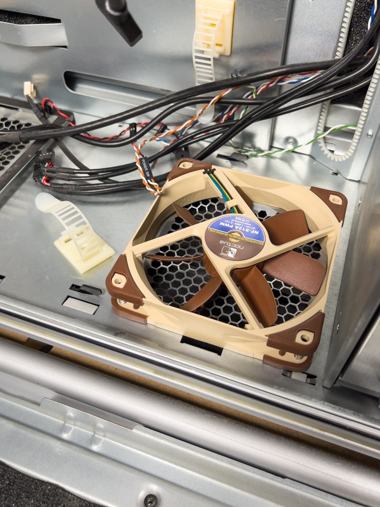 Cooler Master COSMO odhlučnená skriňa + 4 x NOCTUA - 10