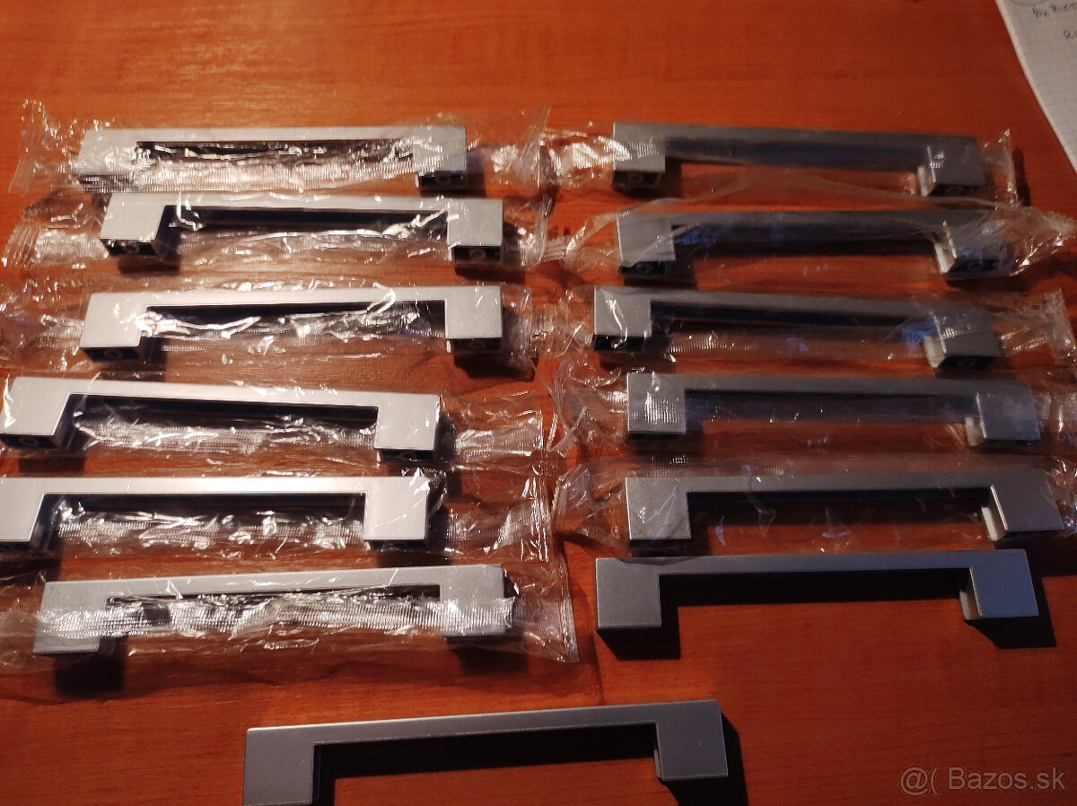 (09) Garniže, konzoly, krúžky na závesy, úchytky - 10