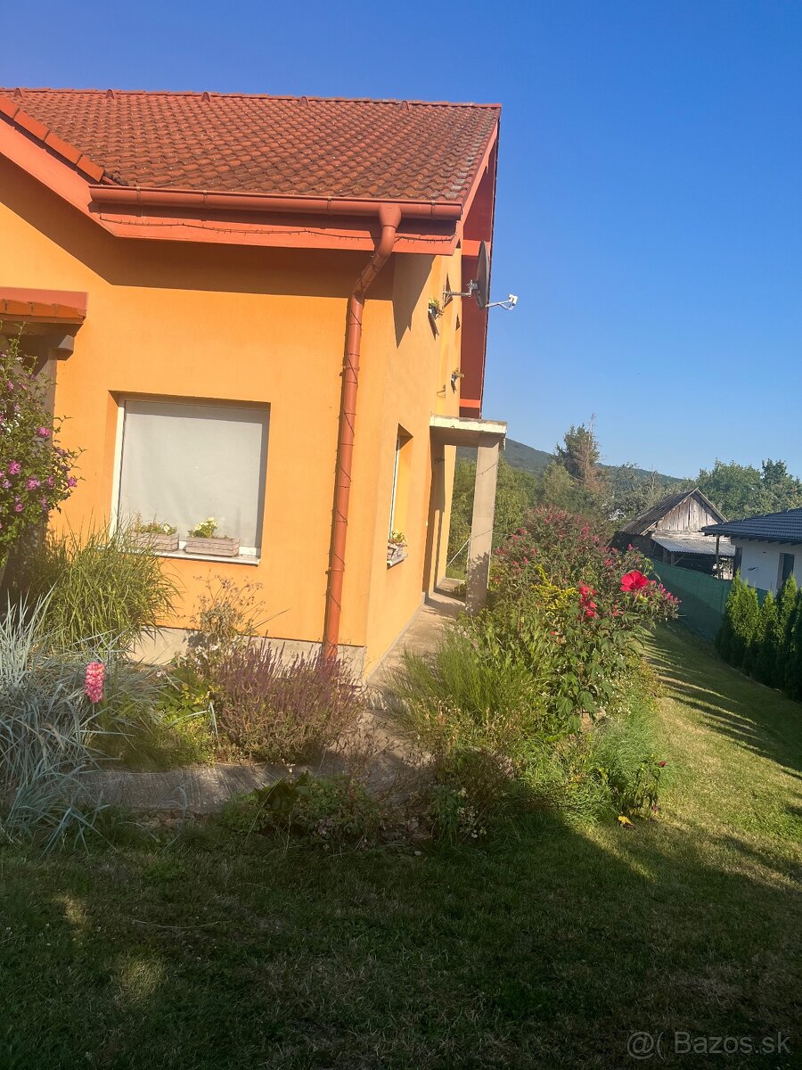 Predáme veľký dvojpodlažný dom s veľkým pozemkom - 10