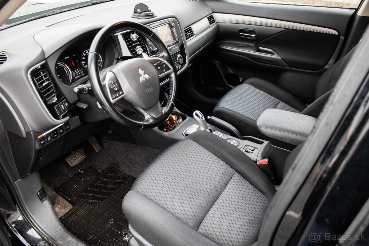 Mitsubishi Outlander 2.0 PHEV 4WD (2013) - 10