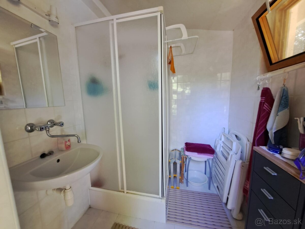 EXKLUZÍVNE predáme krásnu chatu s pozemkom 890m2 Jelenec - 10