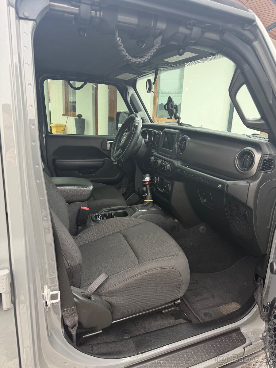 Jeep Wrangler - 10
