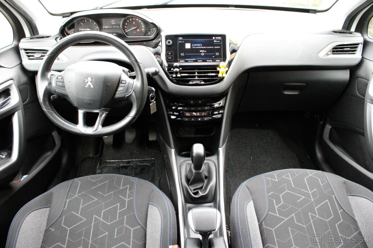Peugeot 2008 1.2 PureTech Style, benzín 2018 - 10