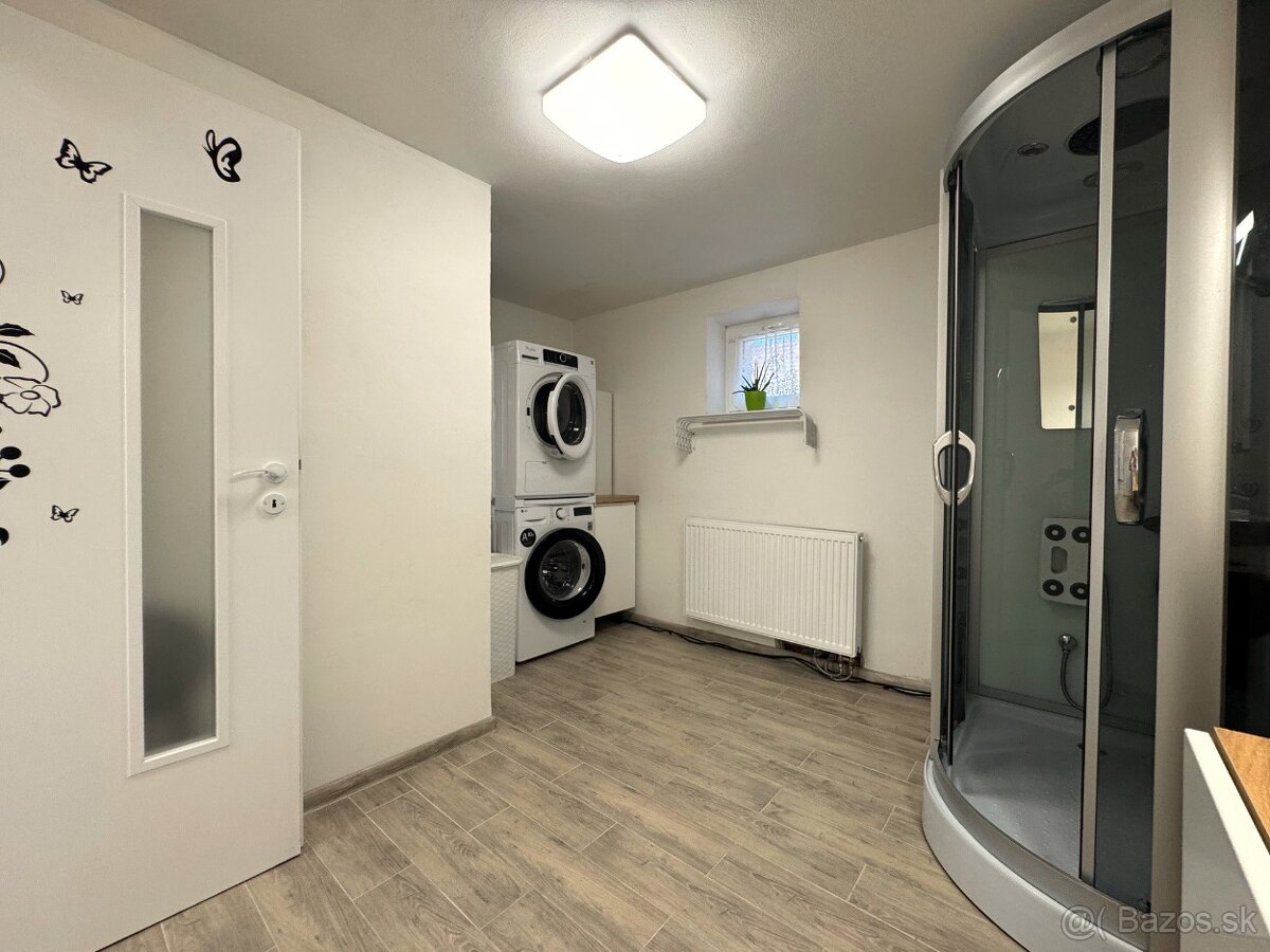 Veľký RD s bazénom v obci Petrova Ves - 2 samostatné bývania - 10