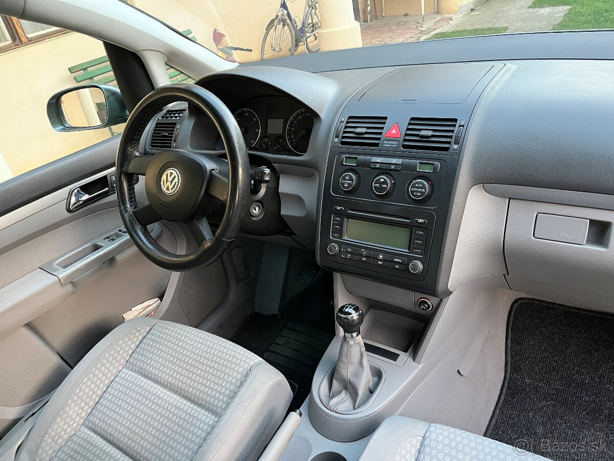 Volkswagen Touran - 10