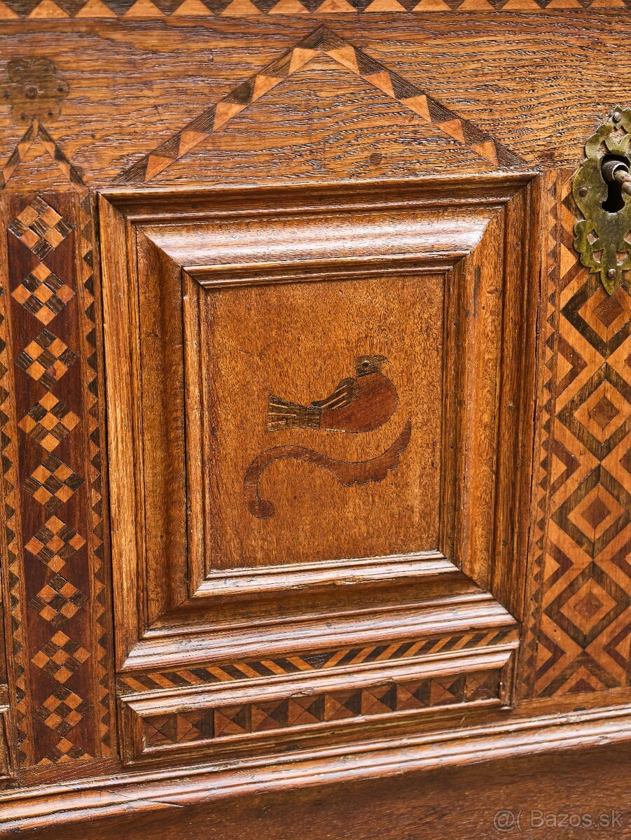 Intarzovaná dubová truhla z 18. storočia - 10