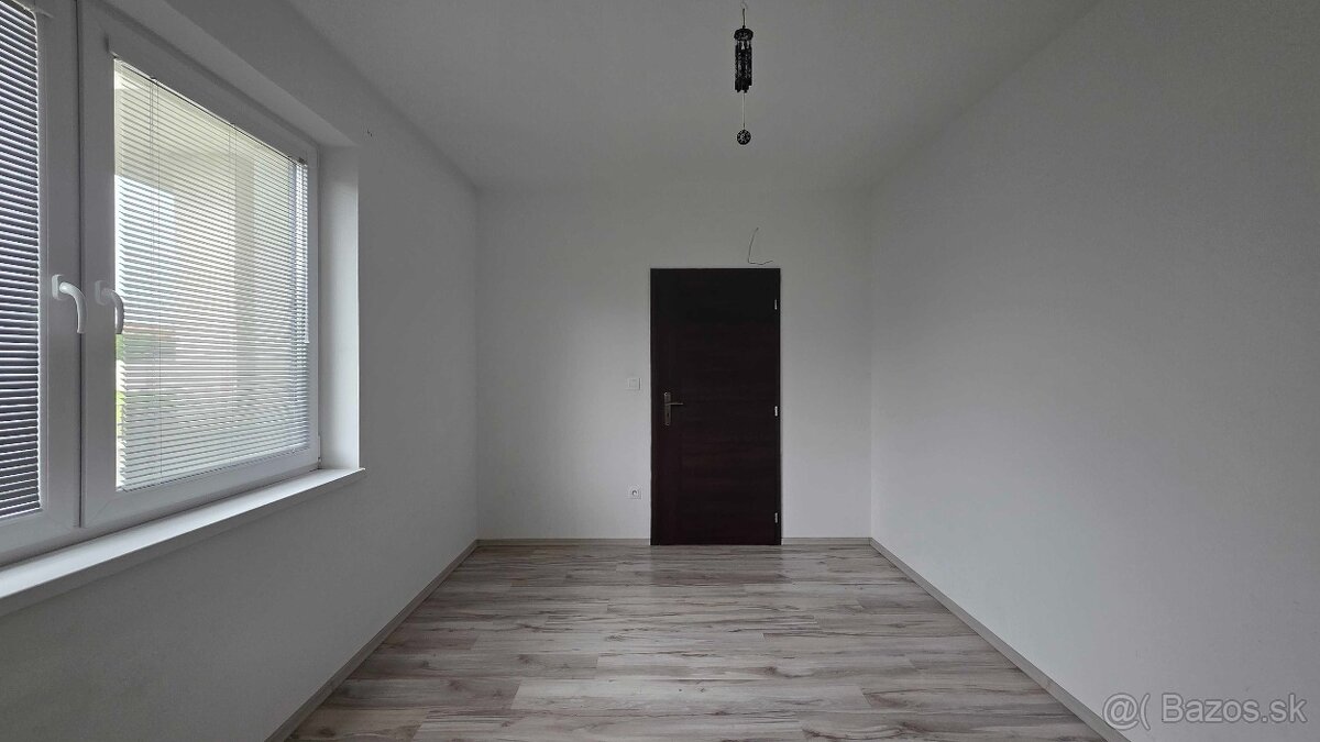 Predaj 4 izbový bungalov s pozemkom 663 m2 v obci Vydrany - 10